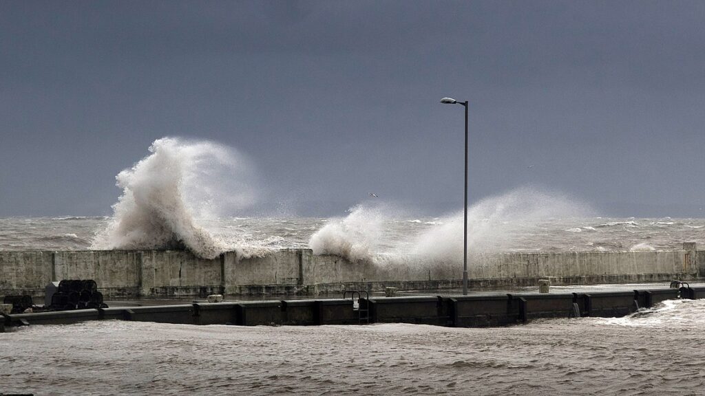 Image of wave caused by uk storm